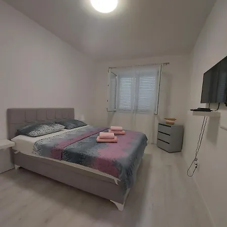 Nora Lastovo * אובלי